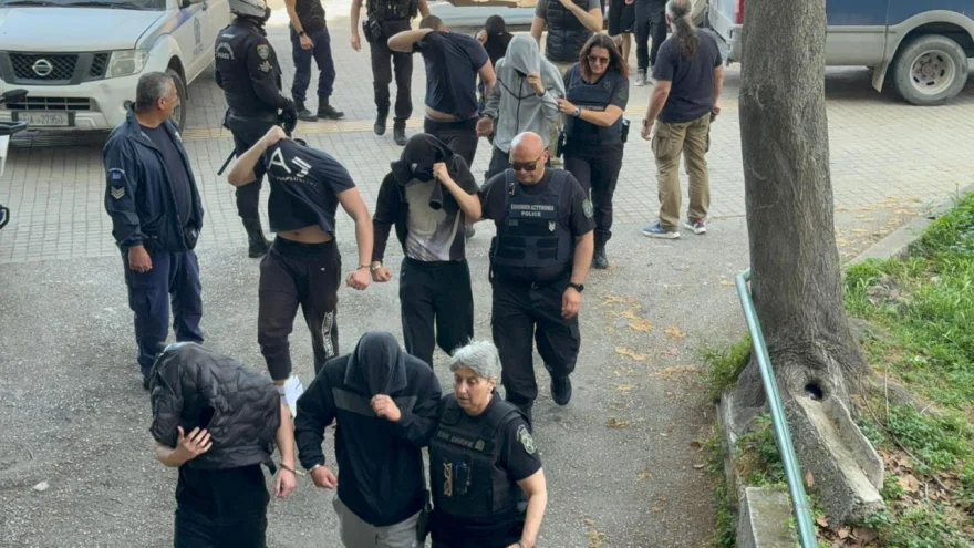 «ΦΑΣΙΣΤΕΣ στη ΦΟΡΑ!» – Κακουργηματική δίωξη στους 28 συλληφθέντες (Φώτο)