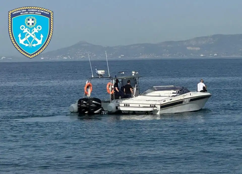 Χασισο-βάρκα στην ακτή της Γλυφάδας – Είχε μέσα όλο το «εμπόρευμα»