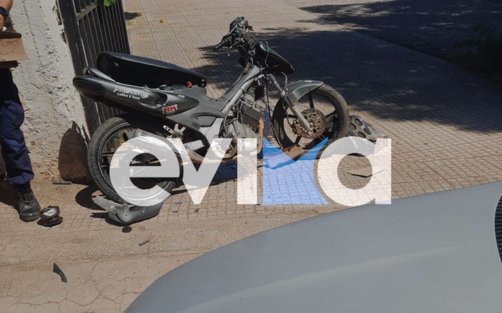 ΣΟΚ! ΙΧ συγκρούστηκε με μηχανή – Ένας τραυματίας delivery (Φώτο)
