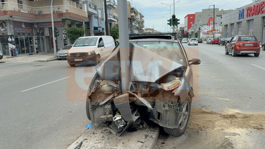 Αυτοκίνητο «καρφώθηκε» σε κολόνα και 5 άτομα τραυματίστηκαν – Μάχη για τις ζωές τους! (Φώτο)