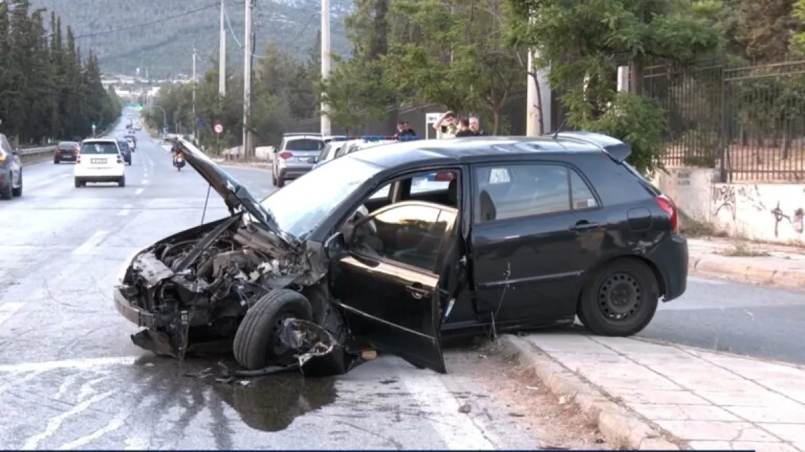 «ΤΡΟΜΟΣ» στην Κατεχάκη: Όχημα καρφώθηκε σε κολόνα και διαλύθηκε – Ο οδηγός στο νοσοκομείο