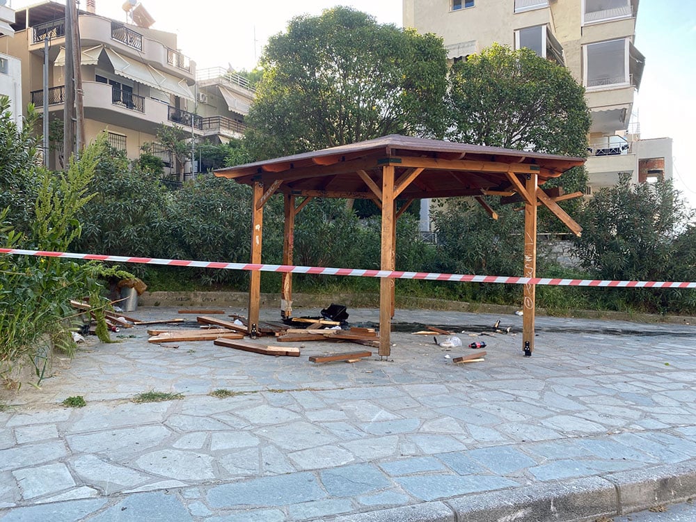 Μεθυσμένος οδηγός έγινε «πύραυλος» – Έπεσε πάνω σε κιόσκι με νεαρούς (Φώτο)