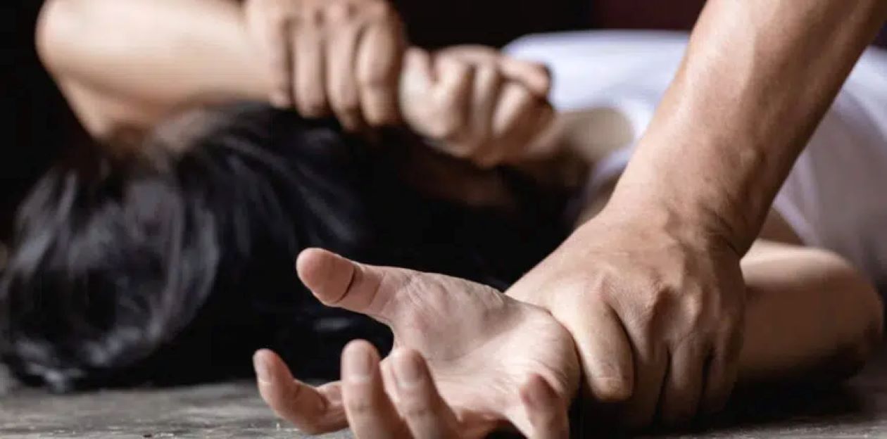 Καταγγελία-σοκ: 25χρονη κακοποιούνταν και εξωθούνταν στην πορνεία από τον σύντροφό της!
