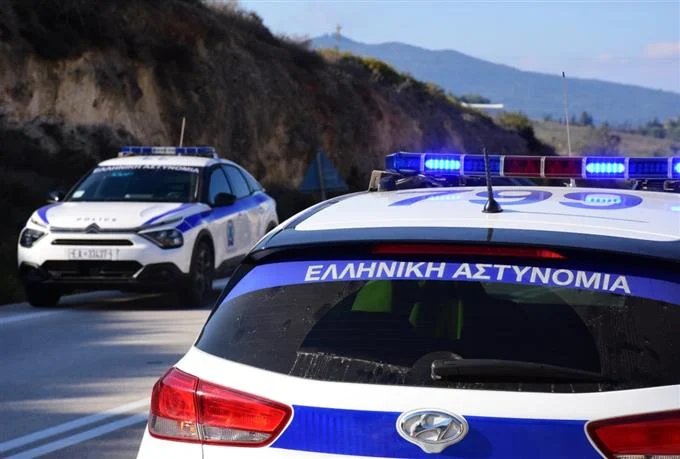 ΜΕΘΥΣΜΕΝΟΣ ΟΔΗΓΟΣ φορτηγού «ΜΠΉΚΕ» στο αντίθετο ρεύμα και «ΣΥΓΚΡΟΥΣΤΗΚΕ» με ΙΧ στο οποίο επέβαινε ΟΙΚΟΓΕΝΕΙΑ
