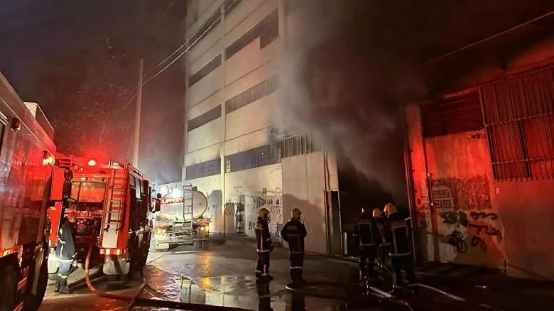 Φωτιά δίπλα στα ΚΤΕΛ Κηφισού – Ολοσχερής καταστροφή