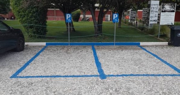 Ο ιδιώτης που έκανε αυτό που δεν έκαναν οι αρχές – Πρότυπο ανθρωπιάς δίπλα στο αρχαίο θέατρο