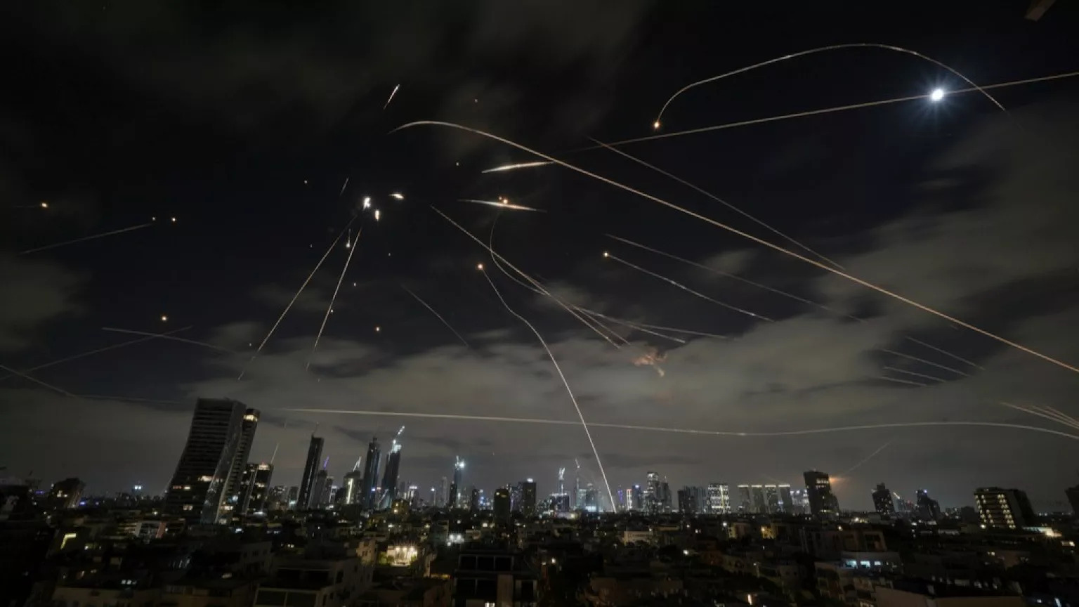 Το Ιράν «εξαπολύει επίθεση» με drones και πυραύλους