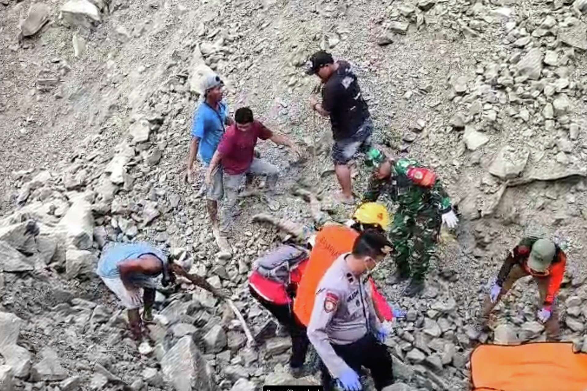 Συνεχίζονται οι έρευνες για τα «θύματα της κατάρρευσης λατομείου» στην Ινδονησία – Ο αριθμός των νεκρών ανέρχεται σε 17