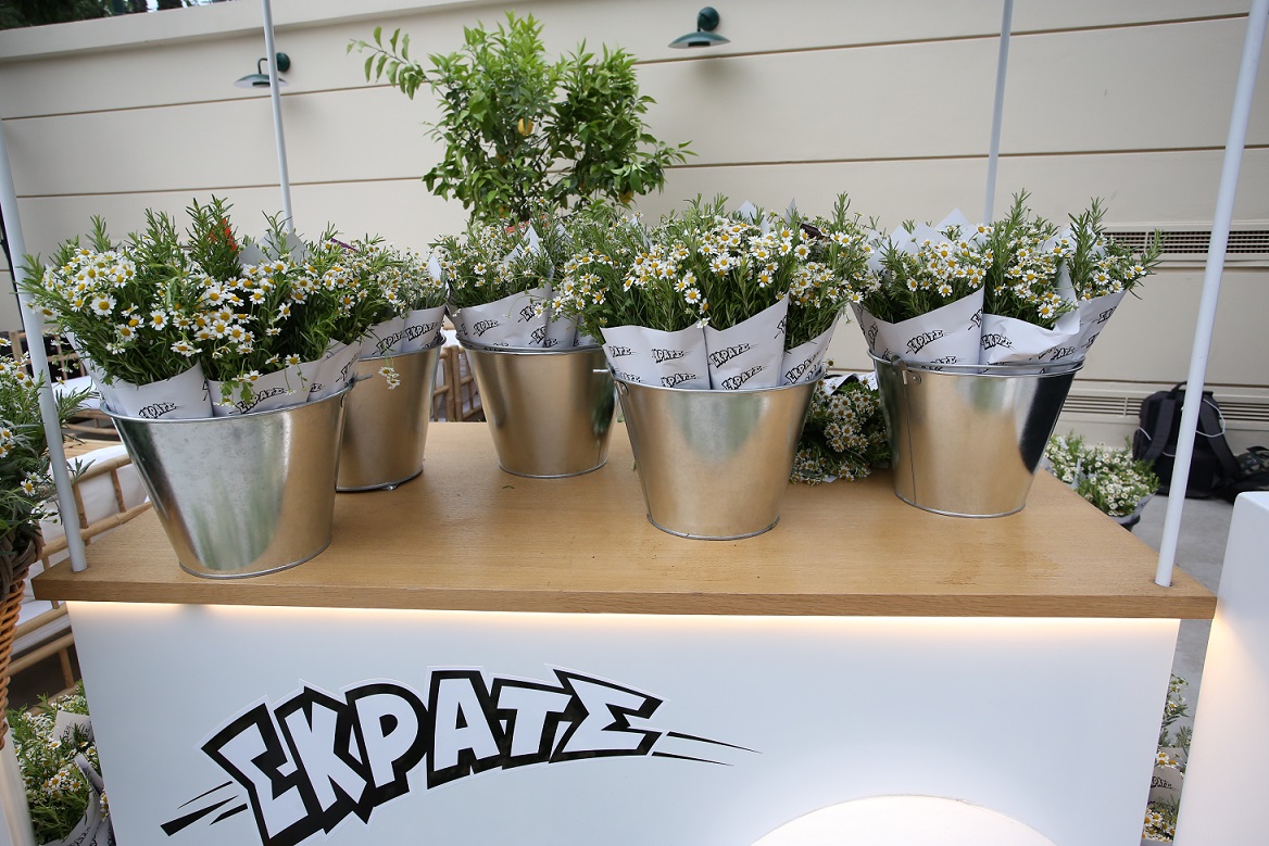Λαμπερά γενέθλια σε floral σκηνικό για το TLIFE – Δείτε το δώρο έκπληξη που πρόσφερε το ΣΚΡΑΤΣ στους καλεσμένους