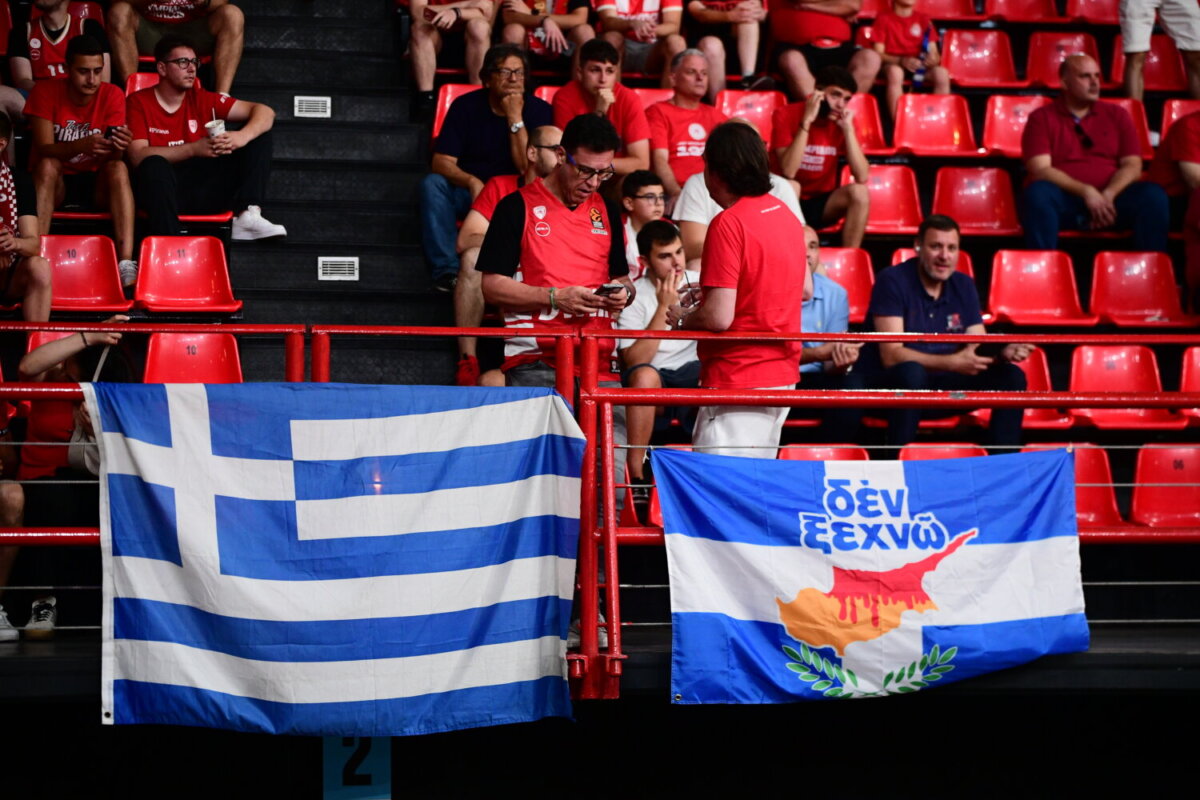 Ολυμπιακός – Παναθηναϊκός: Ελληνικές σημαίες πίσω από τον πάγκο της ομάδας του Αταμάν
