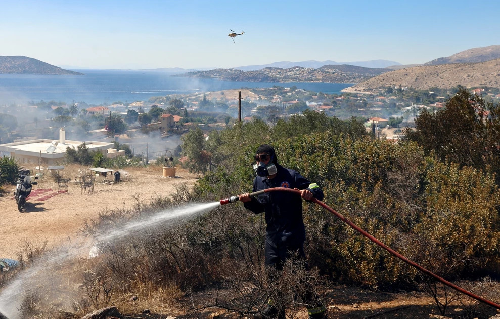 Σε «ύφεση» η πυρκαγιά στην Παλαιά Φώκαια