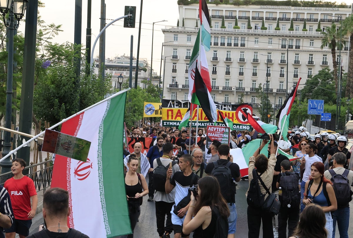 Συγκέντρωση για το ναυάγιο της Πύλου – Με σημαίες του Ιράν «πλημμύρισε» το Σύνταγμα