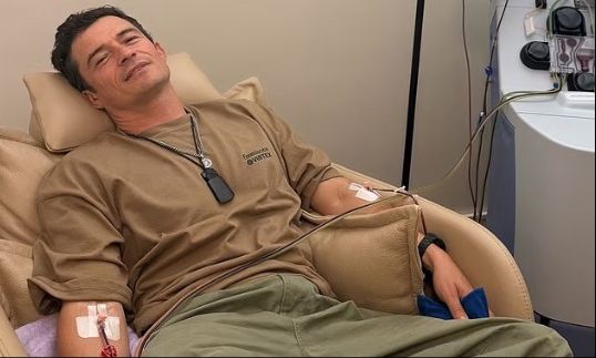 Ο Ορλάντο Μπλουμ «αφαίρεσε» μικροπλαστικά και τοξικά χημικά από το αίμα του με αμφιλεγόμενη θεραπεία