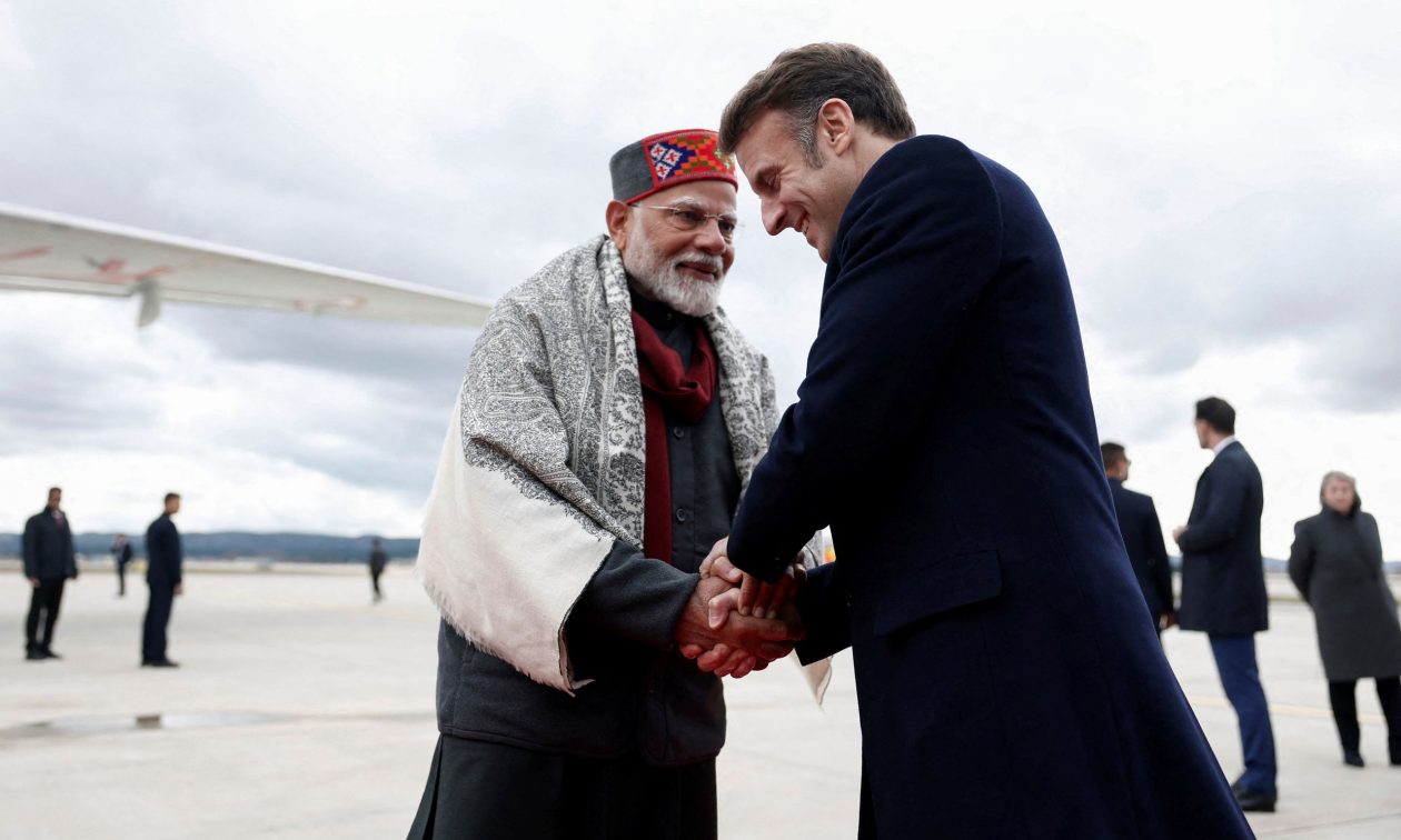 «Τρολάρει» τον Μακρόν ο πρωθυπουργός της Ινδίας: «Σήμερα, τσακώνεστε στο Twitter;»