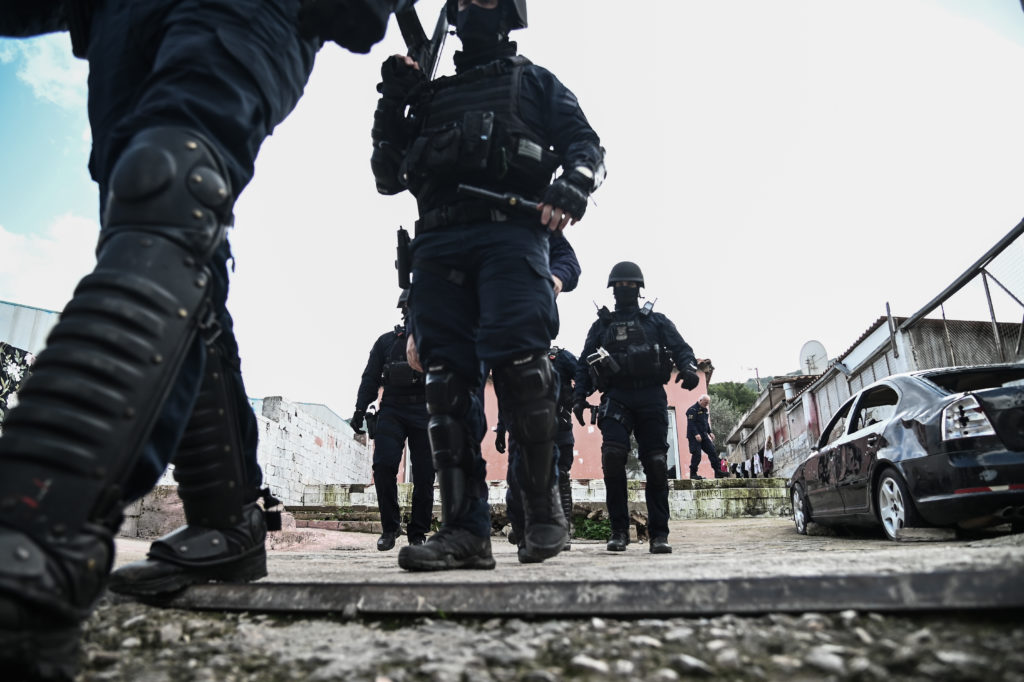 ΜΕΓΑΛΗ «ΑΣΤΥΝΟΜΙΚΗ ΕΠΙΧΕΙΡΗΣΗ» στον ΑΣΠΡΟΠΥΡΓΟ – «Μπουκαδόροι» και «Τσιλιαδόροι» – «ΡΗΜΑΖΑΝ» τα Δυτικά Προάστια – ΦΩΤΟ