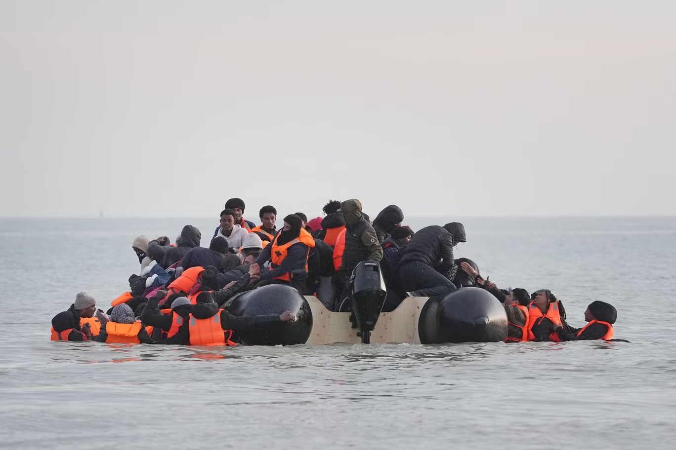 Η Γαλλία συμφωνεί τελικά να «ΑΝΑΧΑΙΤΙΖΕΙ» τις βάρκες των λαθρομεταναστών στη θάλασσα