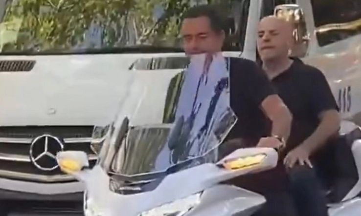 «Χαμός» με βίντεο που δείχνει Ιλιτζαλί και Αλαφούζο να «βολτάρουν» με μηχανάκι χωρίς κράνος!