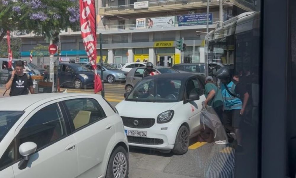 «ΑΠΙΣΤΕΥΤΟ» – Πολίτες «μετακινούν» μόνοι τους λεωφορείο που έχει «μπλοκαριστεί»! -ΔΕΙΤΕ ΒΙΝΤΕΟ