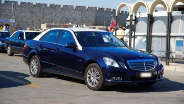 Στη φυλακή τέσσερις Σουηδοί τουρίστες που έδειραν ταξιτζή στη Ρόδο