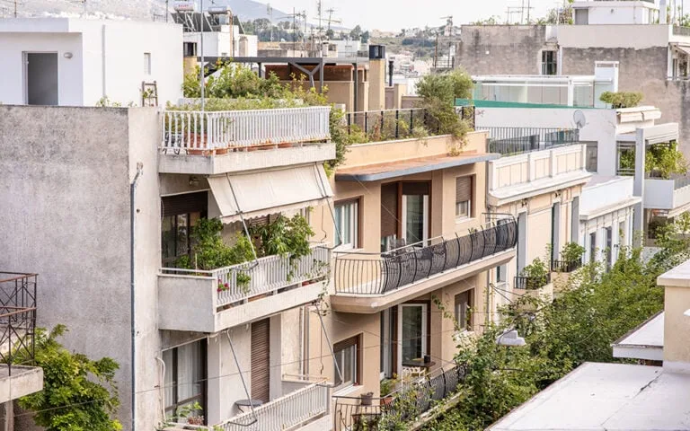 «ΑΚΙΝΗΤΑ» – Οι «συνέπειες» για ιδιοκτήτες και ενοικιαστές που συναλλάσσονται με μετρητά
