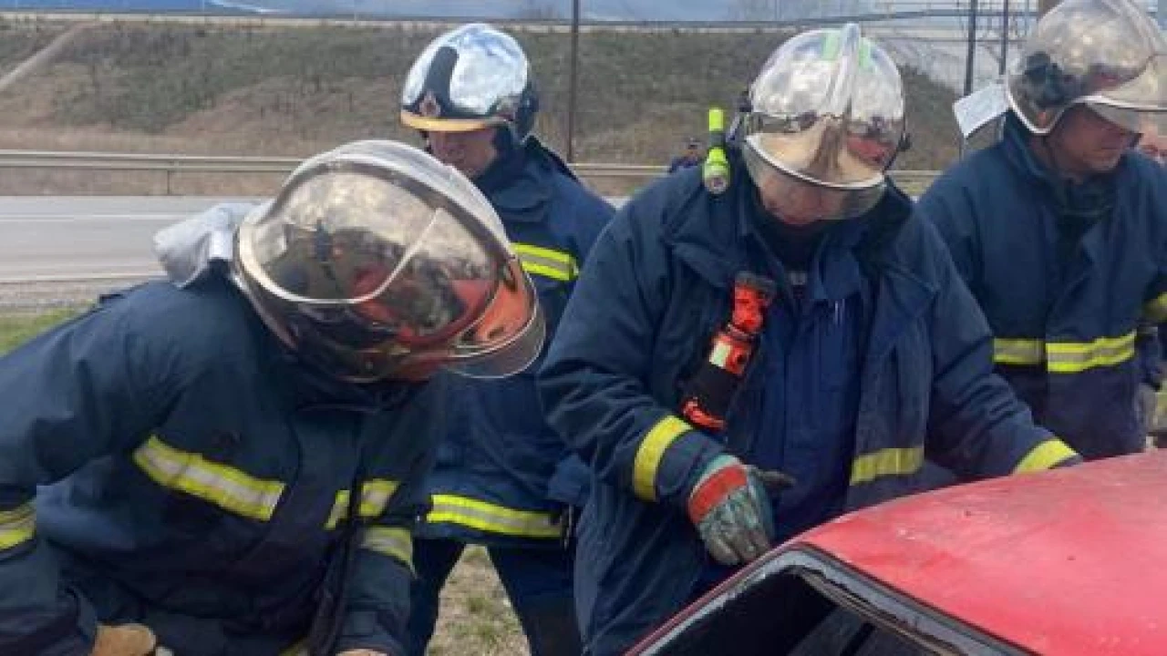 «ΕΚΤΡΟΠΗ» ΙΧ με τραυματία – Τον «απεγκλώβισε» η Πυροσβεστική