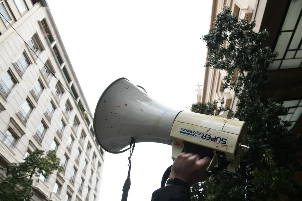 «Ξεσηκωμός» στο Δημόσιο – Πανελλαδική στάση εργασίας για 13ο και 14ο μισθό