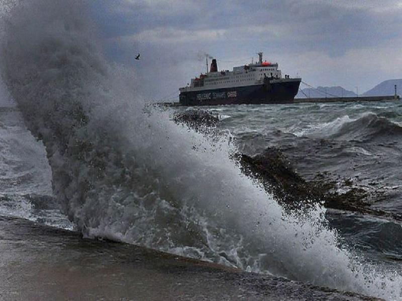 Θύελλα στις Κυκλάδες διέλυσε τροχόσπιτο – Απαγορευτικό απόπλου έως το βράδυ (ΒΙΝΤΕΟ)
