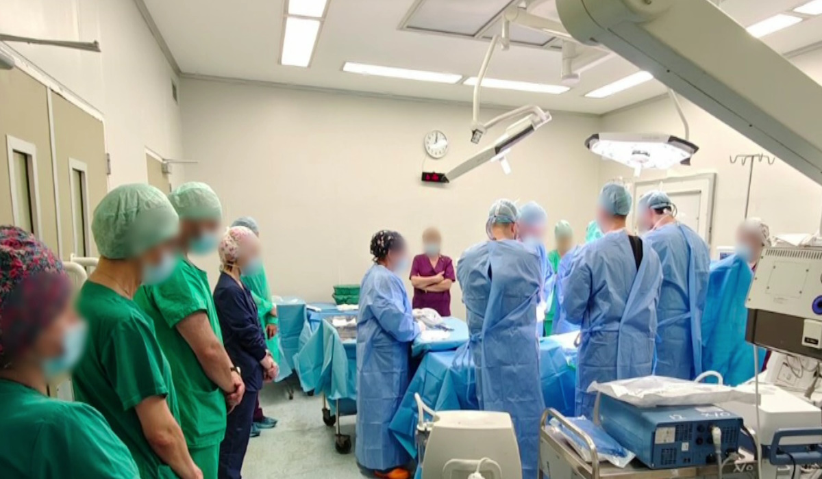 «Συγκινητική στιγμή» στο Πανεπιστημιακό Νοσοκομείο Πάτρας: Οι γιατροί «τιμούν» τον 14χρονο Σπύρο πριν τη λήψη των οργάνων του