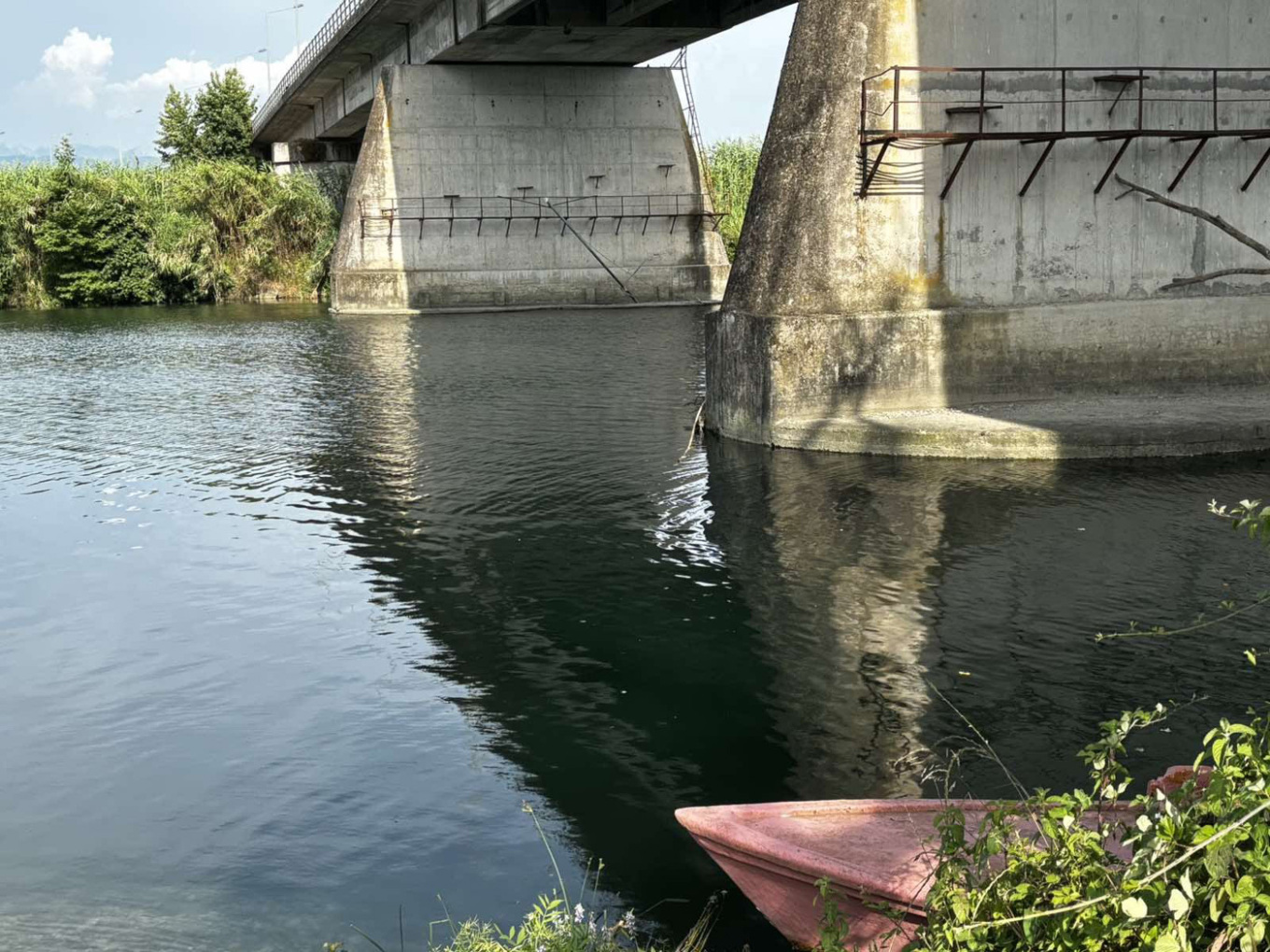 «Το πρώτο με μαύρο πρόσωπο, το δεύτερο με ματωμένη μύτη» – Τα δύο αγόρια χαροπαλεύουν μετά τον πνιγμό στον Άραχθο