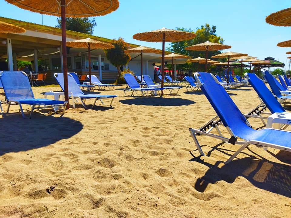 Καμίνι η Θεσσαλονίκη: Κοσμοσυρροή στην πλαζ της Αρετσούς – Βουτιές στον Θερμαϊκό
