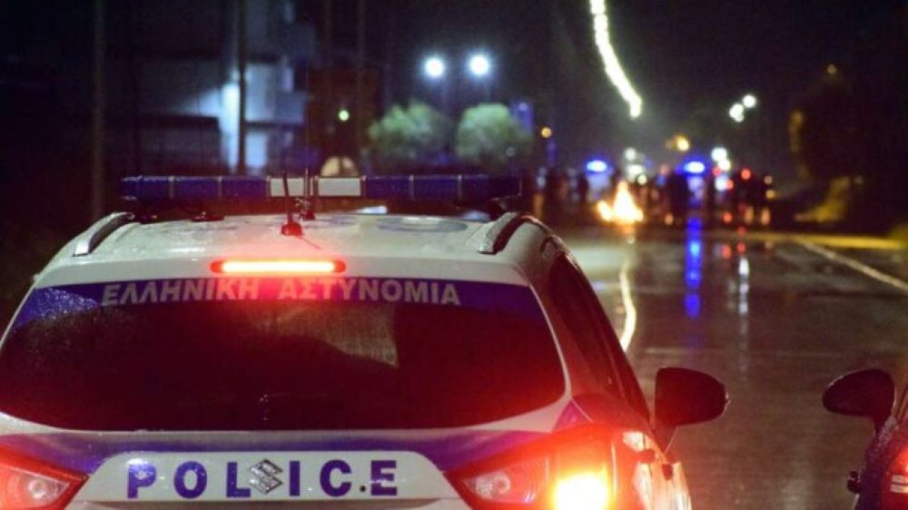 «Σωτήρια επέμβαση» – Αστυνομικοί «ΕΣΩΣΑΝ» ηλικιωμένη από «φλεγόμενο» σπίτι