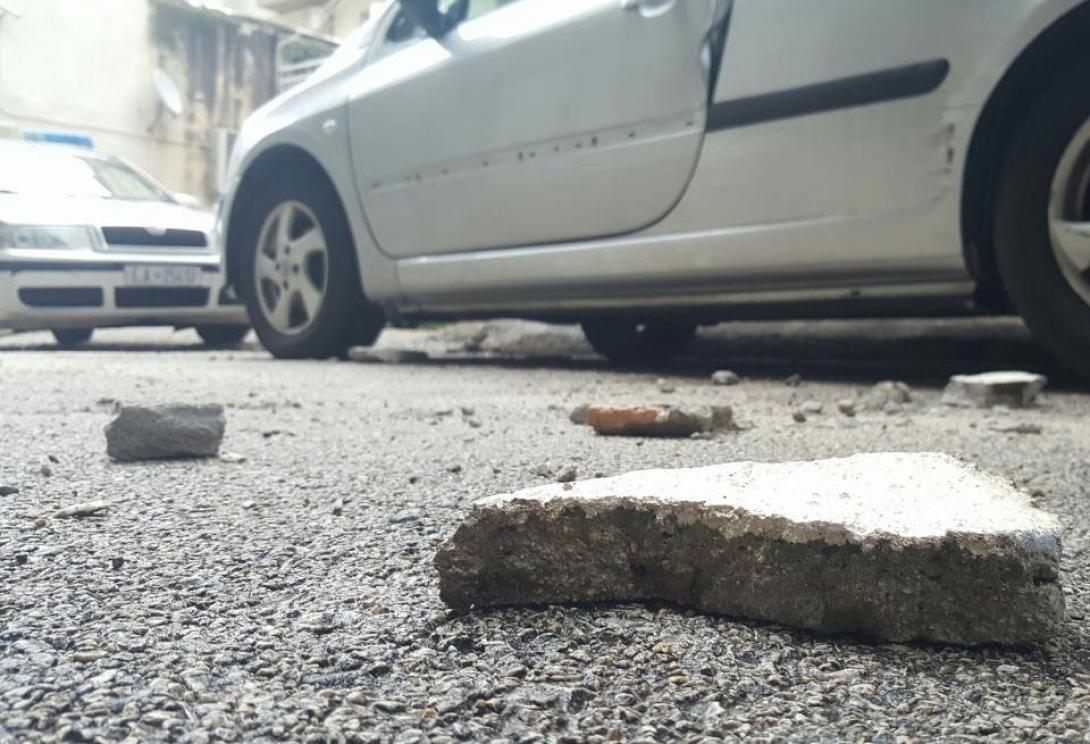 «Κομμάτια» ΤΣΙΜΕΝΤΩΝ έπεσαν από 3ο όροφο κτιρίου – «ΑΠΟ ΘΑΥΜΑ» δεν υπήρξαν «θύματα»