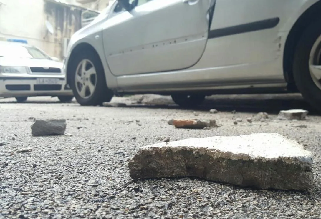 «Κομμάτια» ΤΣΙΜΕΝΤΩΝ έπεσαν από 3ο όροφο κτιρίου – «ΑΠΟ ΘΑΥΜΑ» δεν υπήρξαν «θύματα»
