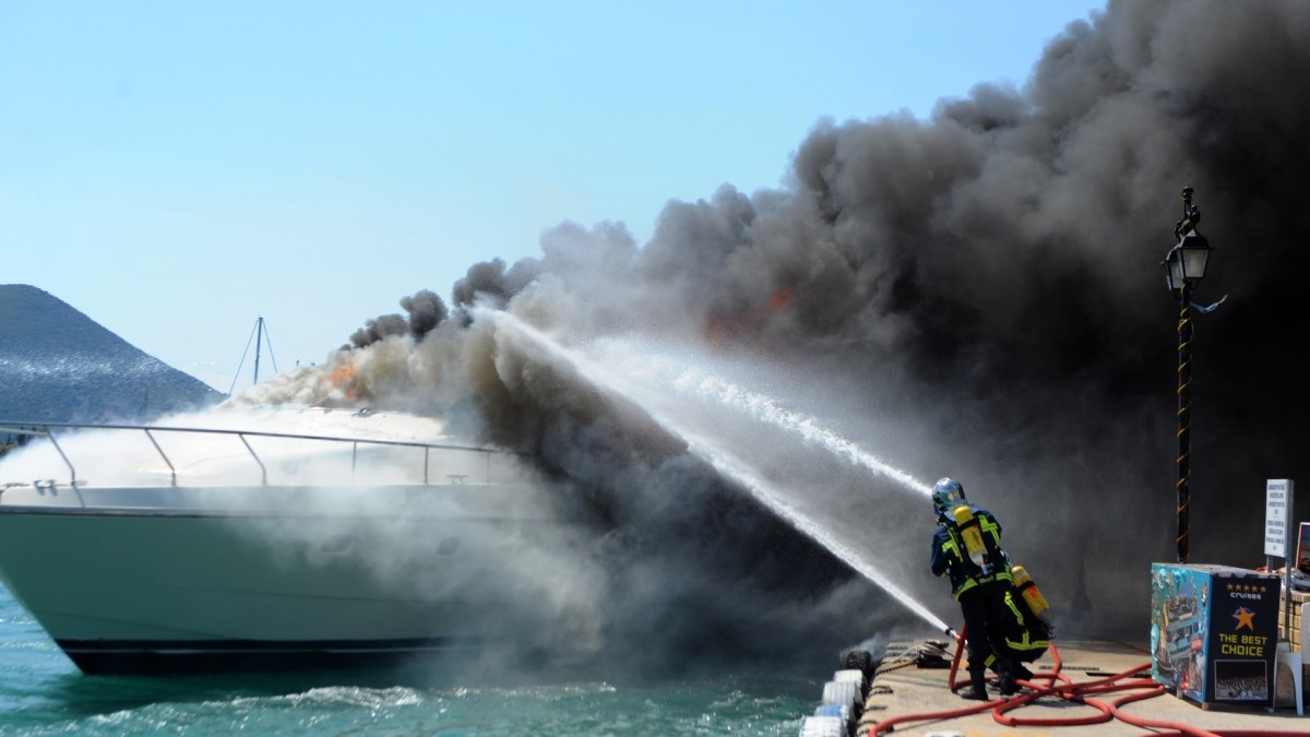 Φωτιά «καταπίνει» θαλαμηγό – Υπήρχαν επιβαίνοντες!