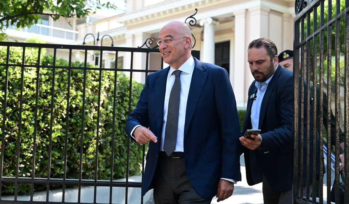 Υπογράφει, συναινεί, διαμαρτύρεται – Υπουργός σε κρίση ταυτότητας