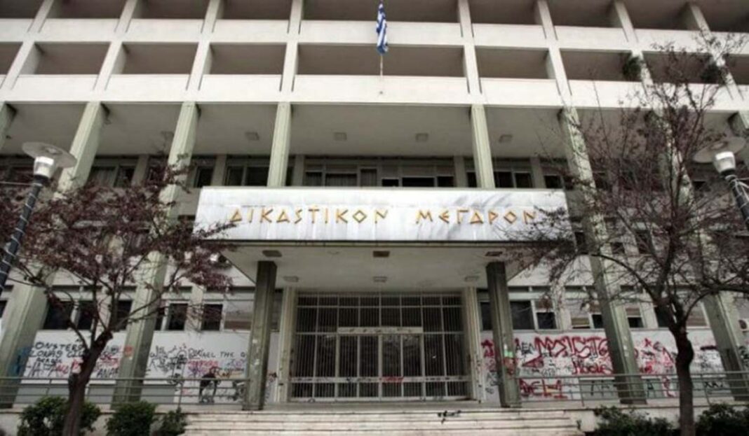 Δικαστικό μέγαρο Λάρισας: Ένταση και οργή των συγγενών στη δίκη των Τεμπών (ΒΙΝΤΕΟ)