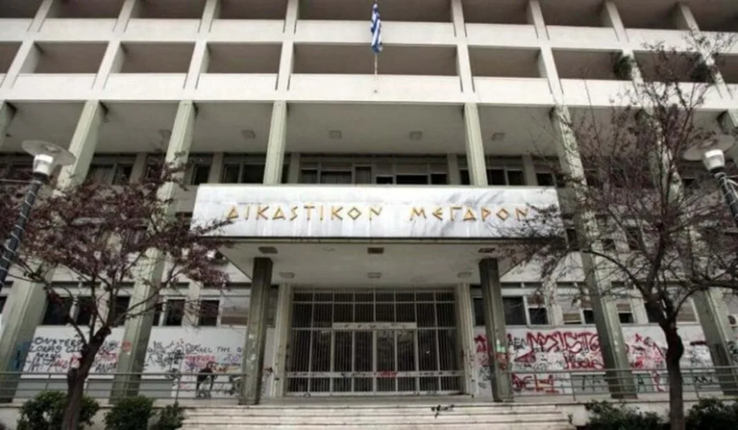 Δικαστικό μέγαρο Λάρισας: Ένταση και οργή των συγγενών στη δίκη των Τεμπών (ΒΙΝΤΕΟ)