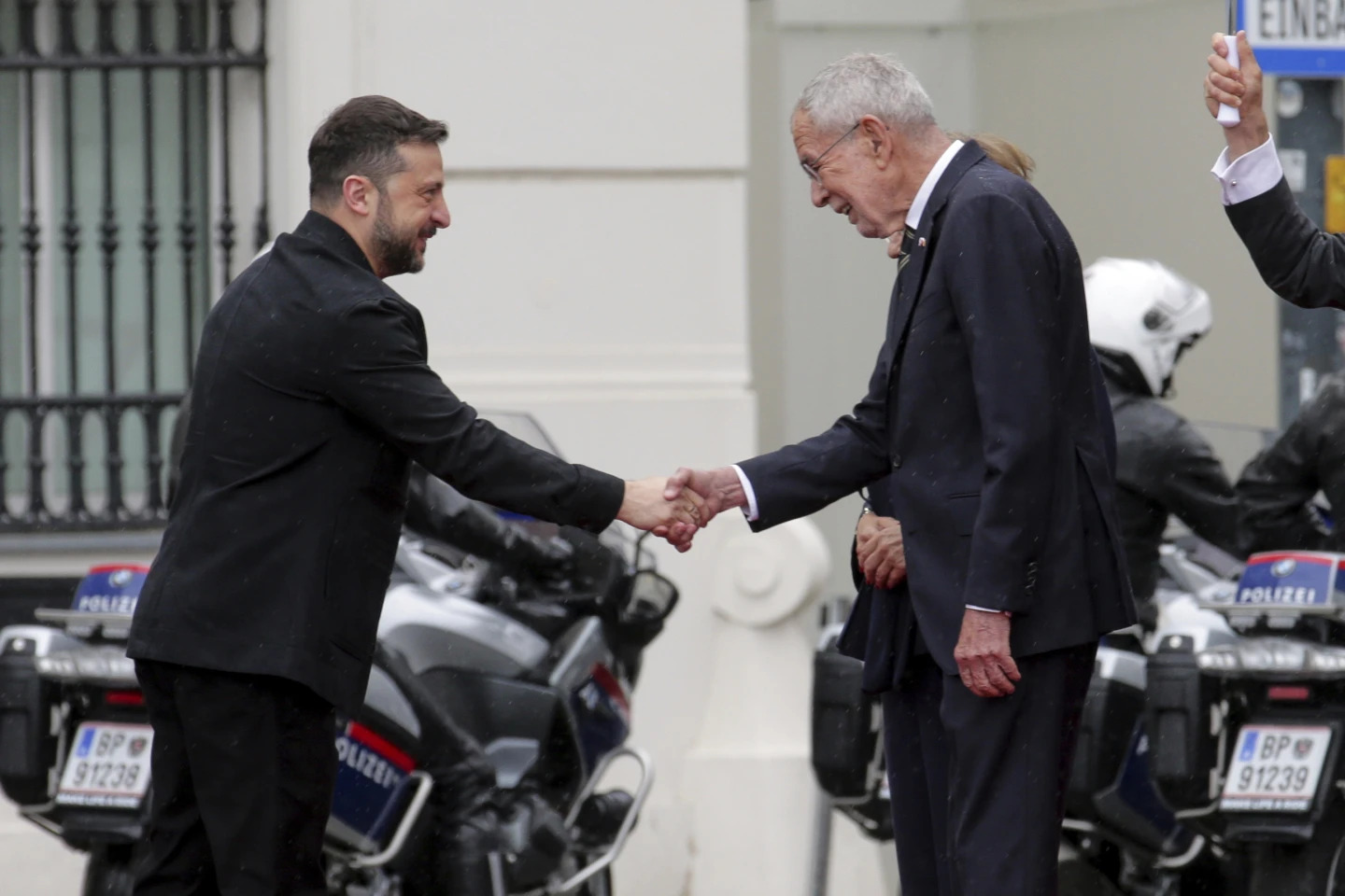 Ο Ζελένσκι εξασφαλίζει «μη στρατιωτική υποστήριξη» από την Αυστρία