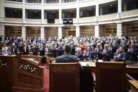 Πολιτική με «ΚΟΜΠΙΟΥΤΕΡΑΚΙ» – Βουλευτές θα μείνουν «ΑΝΕΡΓΟΙ»
