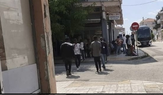 Ορεστιάδα: Εισβολή Αφρικανών Λαθρομεταναστών στους Δρόμους – Φόβος και Οργή στην Τοπική Κοινότητα