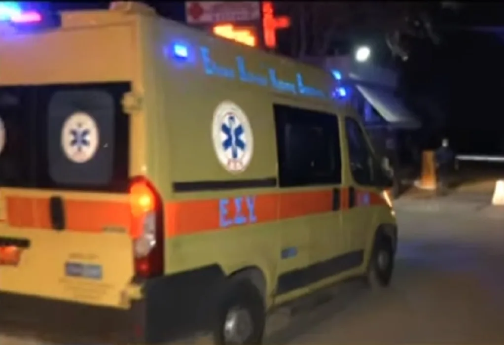 ΤΡΟΧΑΙΟ – ΣΟΚ – «Εκανε σούζα» και «καρφώθηκε» σε φορτηγάκι – ΔΙΑΣΩΛΗΝΩΜΕΝΑ 2 άτομα – 23χρονη υπέστη «ανακοπή»
