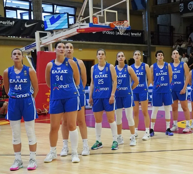 Μια διπλή έκπληξη στην πόρτα των αθλητριών της Εθνικής Ομάδας Μπάσκετ Γυναικών – Ο ΟΠΑΠ τους εύχεται καλή επιτυχία με δώρα και λουλούδια πριν από τη μεγάλη ευρωπαϊκή πρόκληση