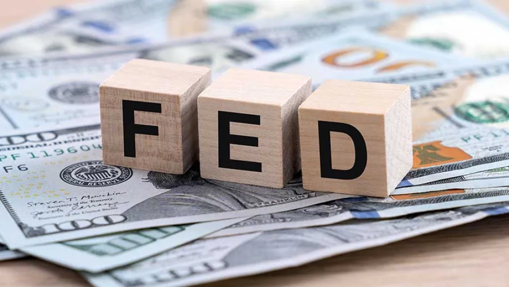 Fed: «Αμετάβλητα» τα επιτόκια εν μέσω αυξημένης «αβεβαιότητας» και γεωπολιτικών αναταραχών