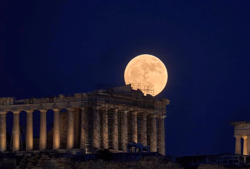 Μάγεψε η Πανσέληνος της Φράουλας –  Το φεγγάρι πάνω από την Ακρόπολη έκοψε την ανάσα!