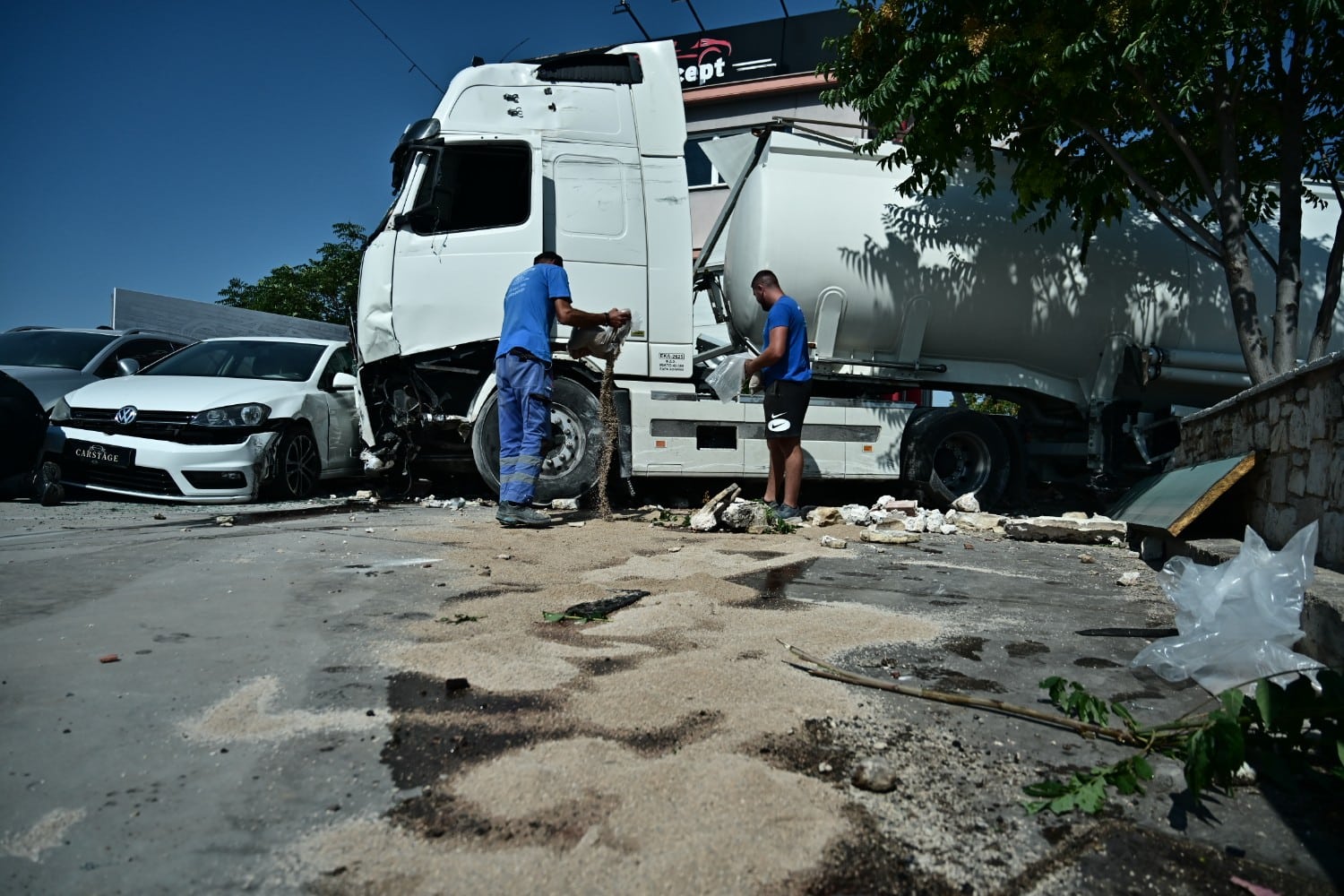 Η τρομακτική στιγμή που βυτιοφόρο εκτός ελέγχου διαλύει μάντρα στο Μενίδι