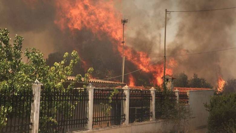 ΠΥΡΙΝΗ «ΚΟΛΑΣΗ» στην Παλαιά Φώκαια – ΚΑΗΚΑΝ σπίτια – Δεκάδες «ΑΠΕΓΚΛΩΒΙΣΜΟΙ» – Μηνύματα 112 για «εκκενώσεις»
