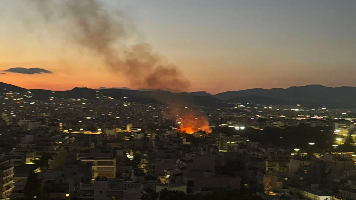 ΕΚΤΑΚΤΟ: Φωτιά στον Πειραιά – Καίγονται ξερά χόρτα, σκουπίδια και πίσσα (BINTEO-ΦΩΤΟ)