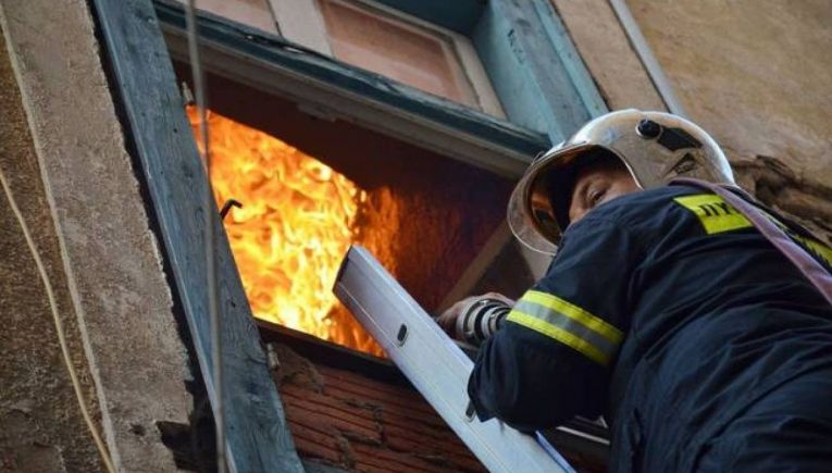 Δραματικές στιγμές στο κέντρο των Σερρών – Φωτιά σε πολυκατοικία [ΒΙΝΤΕΟ-ΦΩΤΟ]
