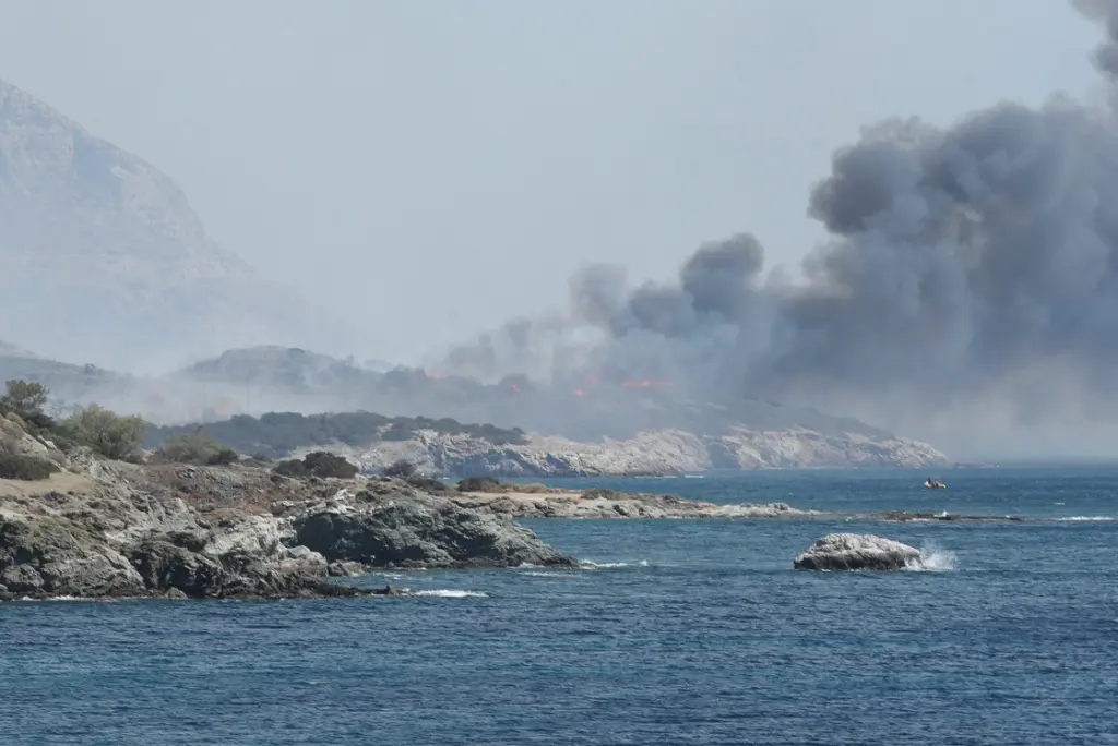 Τι «αναφέρει» η  ΕΥΔΑΠ σχετικά με την πυρκαγιά στην Παλαιά Φώκαια και το «δίκτυο ύδρευσης»