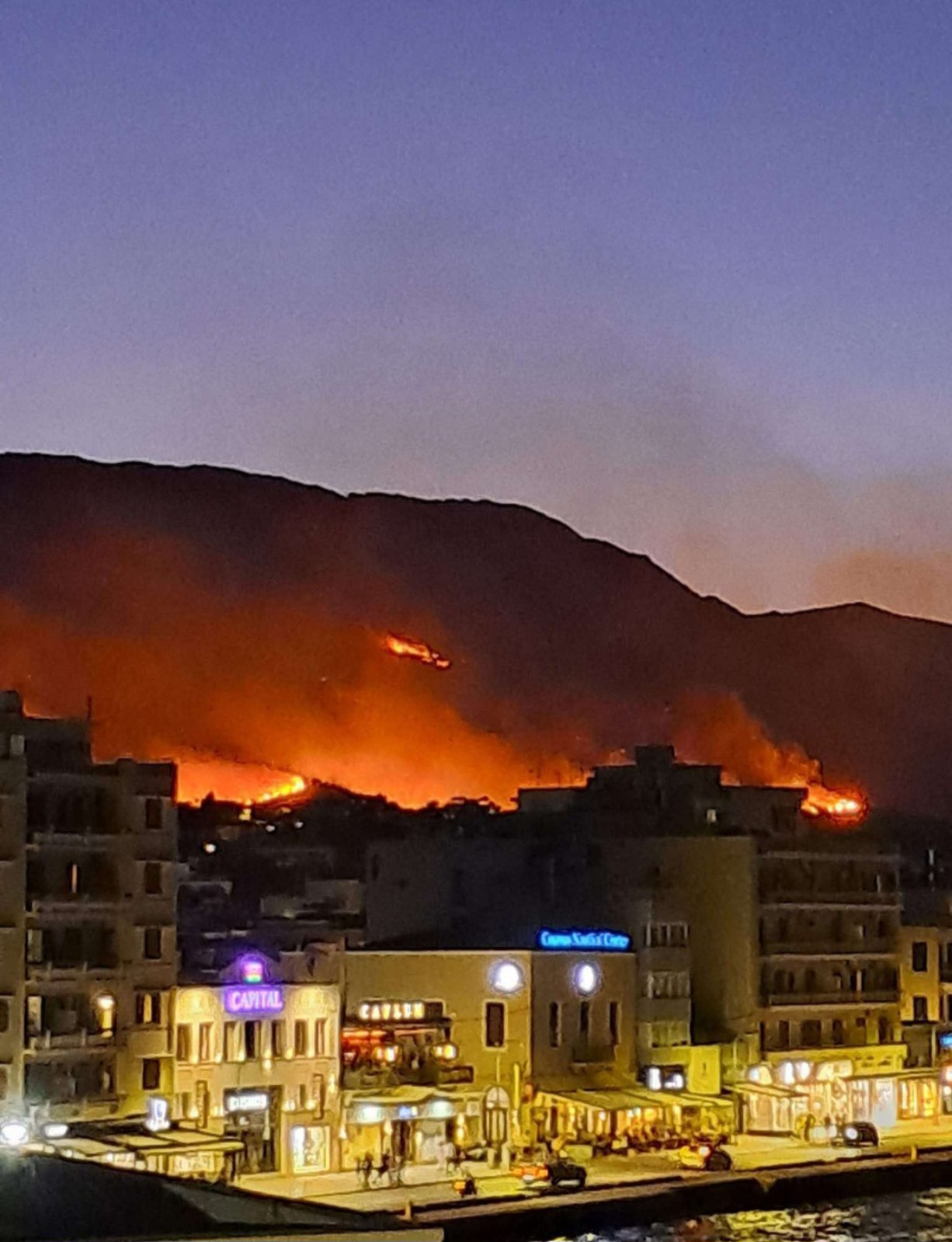 «ΝΥΧΤΑ-ΤΡΟΜΟΥ» στη Χίο – Οι φλόγες φτάνουν τα σπίτια! (ΦΩΤΟ)